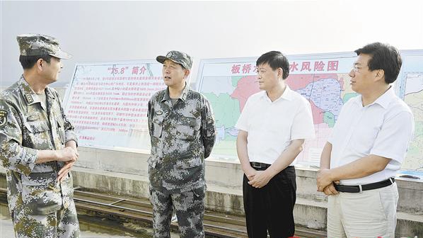 省軍區(qū)司令員盧長健檢查我市防汛工作