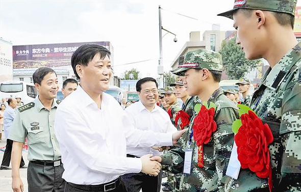 駐馬店歡送首批夏季新兵應(yīng)征入伍