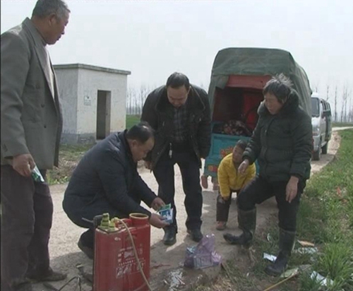 上蔡農(nóng)業(yè)專家田間地頭指導(dǎo)小麥黃化花葉病防治