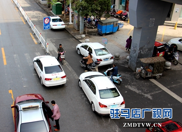 市文明路與春曉街交叉口車(chē)輛亂停亂放.JPG