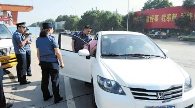 駐馬店依法查處一批“黑車”，看見車牌號是這些的車輛，你可一定不要坐！