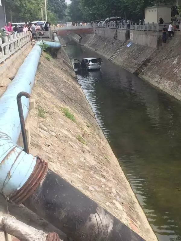 今天上午，大駐馬一司機將車開進了駿馬河/市民乘坐電梯時，突然從8樓墜落！