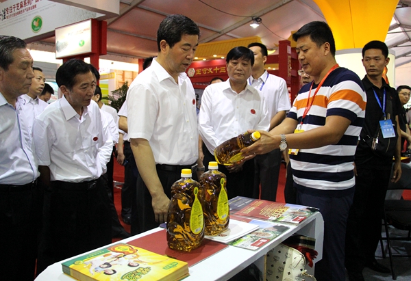 駐馬店農(nóng)產(chǎn)品“悅生合”雙低菜籽油受到省長的關注