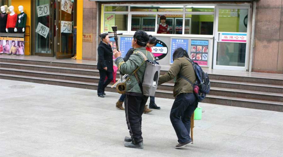 在駐馬店街頭看到這對夫妻，一定要遠離！很多市民已上當！