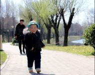 大風(fēng)過(guò)后,今日又回歸晴好天氣。不少市民來(lái)到公園踏青游玩，享受春日暖陽(yáng)。