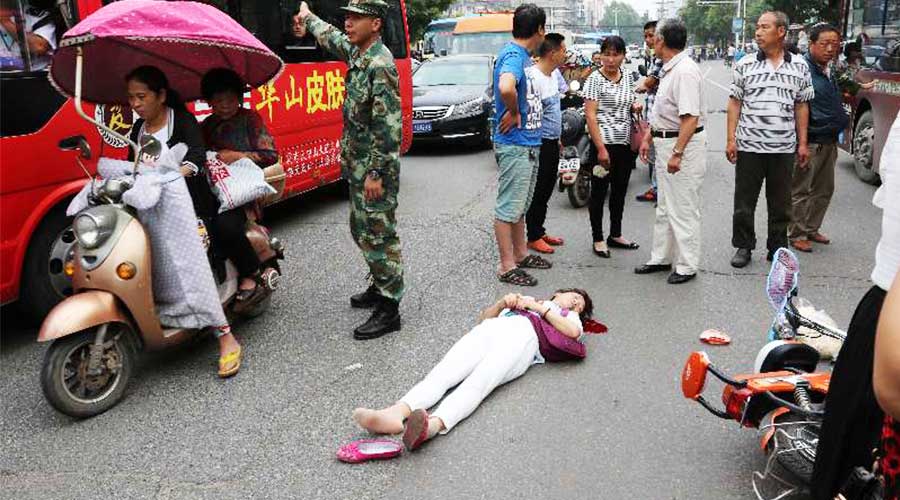 突發(fā)！駐馬店兩車相撞，武警、民警、群眾上演感人一幕...