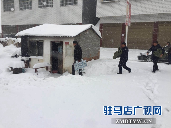 老君廟鎮(zhèn)黨委書記宋應選、鎮(zhèn)長王華冒雪給貧困戶送棉被和餐桌.jpg