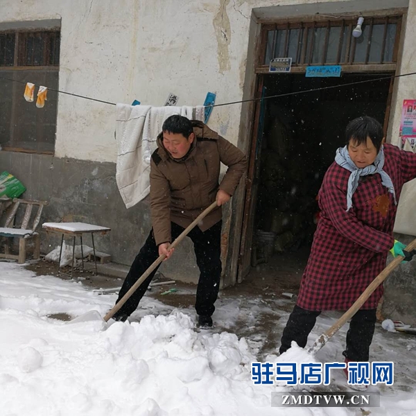 在慎水鄉(xiāng)洪廟村何莊組貧困群眾朱鳳蘭院內(nèi)清掃積雪.jpg