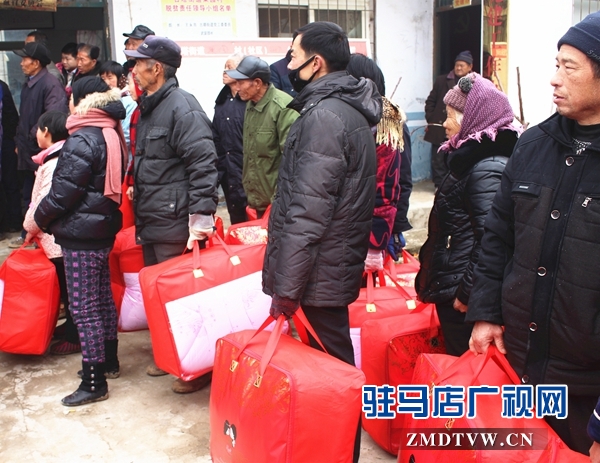 汝南縣玉蘭建材有限公司給果園村送溫暖儀式現(xiàn)場1.JPG