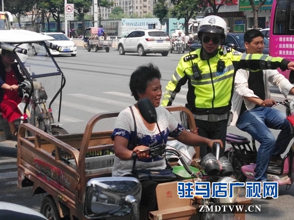 摩托車機(jī)動(dòng)大隊(duì)民警：整治交通違法 我們一直在路上