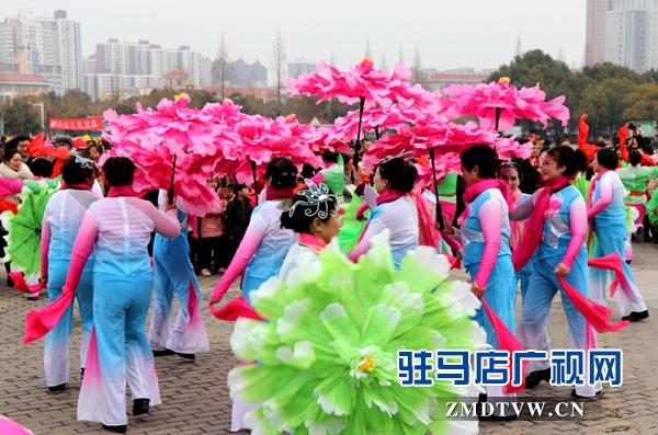 舞龍、耍獅、扭秧歌 駐馬店民間藝術(shù)展演吸引數(shù)千市民圍觀