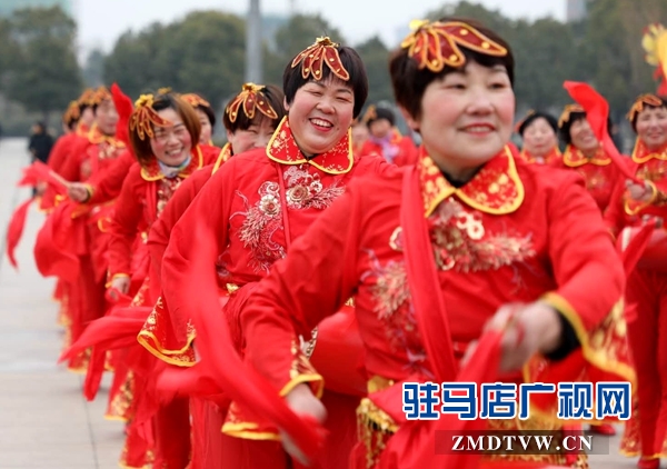 舞龍、耍獅、扭秧歌 駐馬店民間藝術(shù)展演吸引數(shù)千市民圍觀