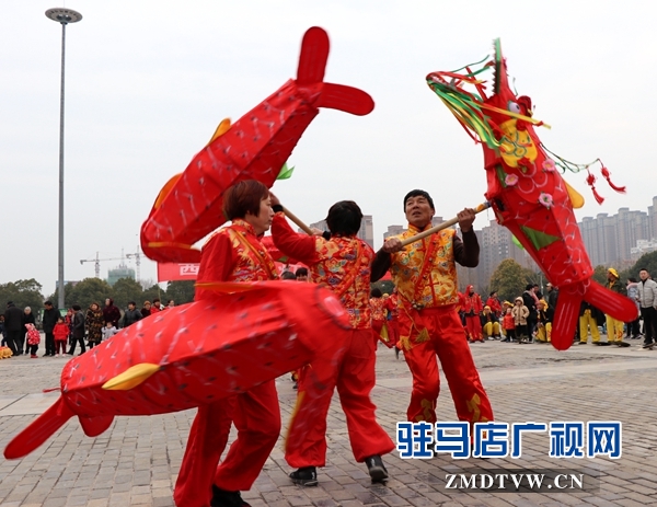 舞龍、耍獅、扭秧歌 駐馬店民間藝術(shù)展演吸引數(shù)千市民圍觀