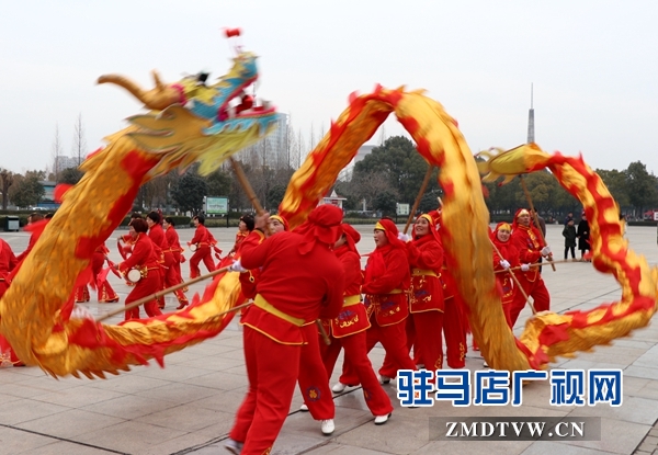 舞龍、耍獅、扭秧歌 駐馬店民間藝術(shù)展演吸引數(shù)千市民圍觀