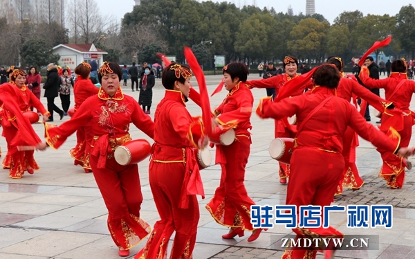 舞龍、耍獅、扭秧歌 駐馬店民間藝術(shù)展演吸引數(shù)千市民圍觀