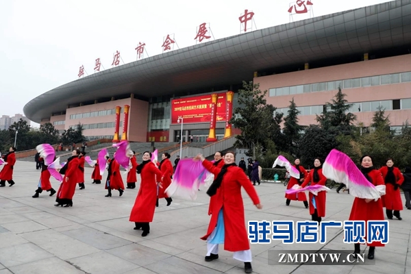 舞龍、耍獅、扭秧歌 駐馬店民間藝術(shù)展演吸引數(shù)千市民圍觀