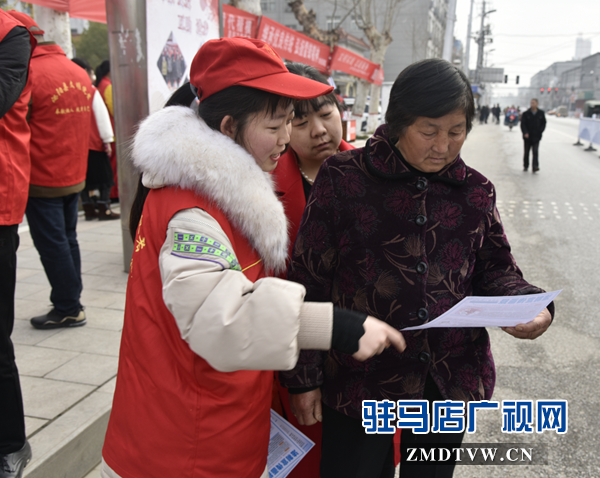  泌陽(yáng)縣法院開(kāi)展“雷鋒日普法宣傳服務(wù)”活動(dòng)