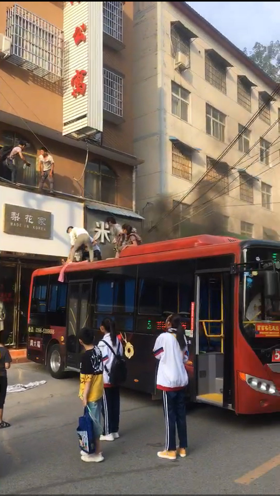 路遇火情 平輿公交車化身應(yīng)急救援車救人