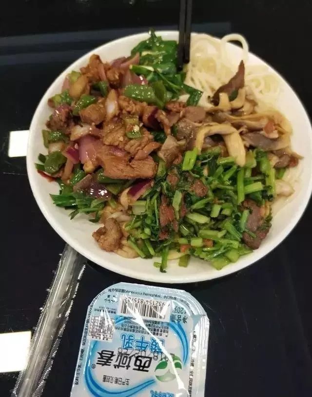 深夜食堂：攢勁弟弟帶你吃！烏魯木齊十大經(jīng)典拌面館，咱新疆人就好這口... 