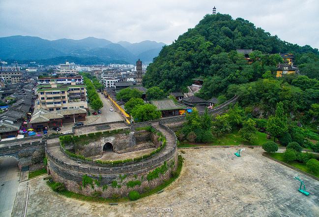 臺風(fēng)侵襲臨海古城：當(dāng)古建筑遭遇洪水猛獸，我們該如何應(yīng)對？ 