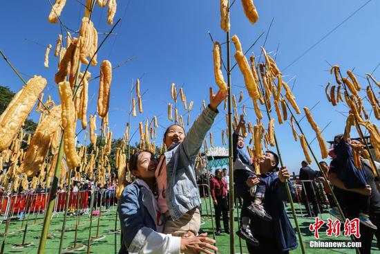 竹竿上“長”油條，洛陽民眾“摘”油條慶豐收