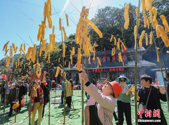 竹竿上“長”油條，洛陽民眾“摘”油條慶豐收