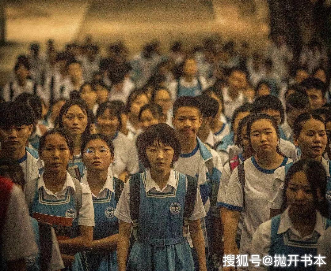 《少年的你》，校園暴力只是殼，兩個沒有未來的人如何相互取暖才是核 