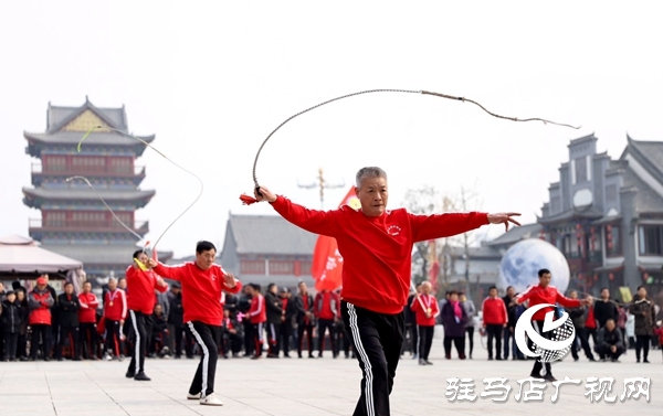 駐馬店市鞭陀邀請(qǐng)賽 上百人同打健身鞭 