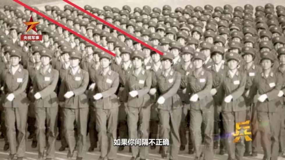 齊短發(fā)、“S彎”……新中國第一批受閱女兵的標(biāo)配發(fā)型，好美！ 