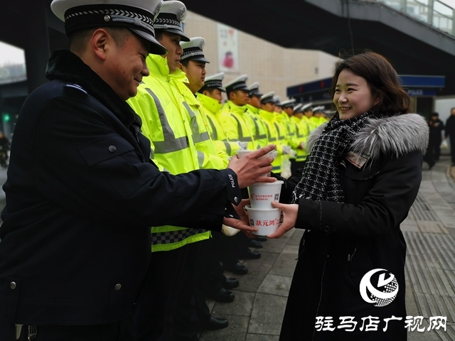 一碗臘八粥 濃濃警民情