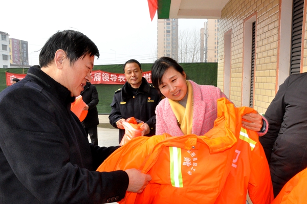 愛(ài)心棉衣送給城市美容師