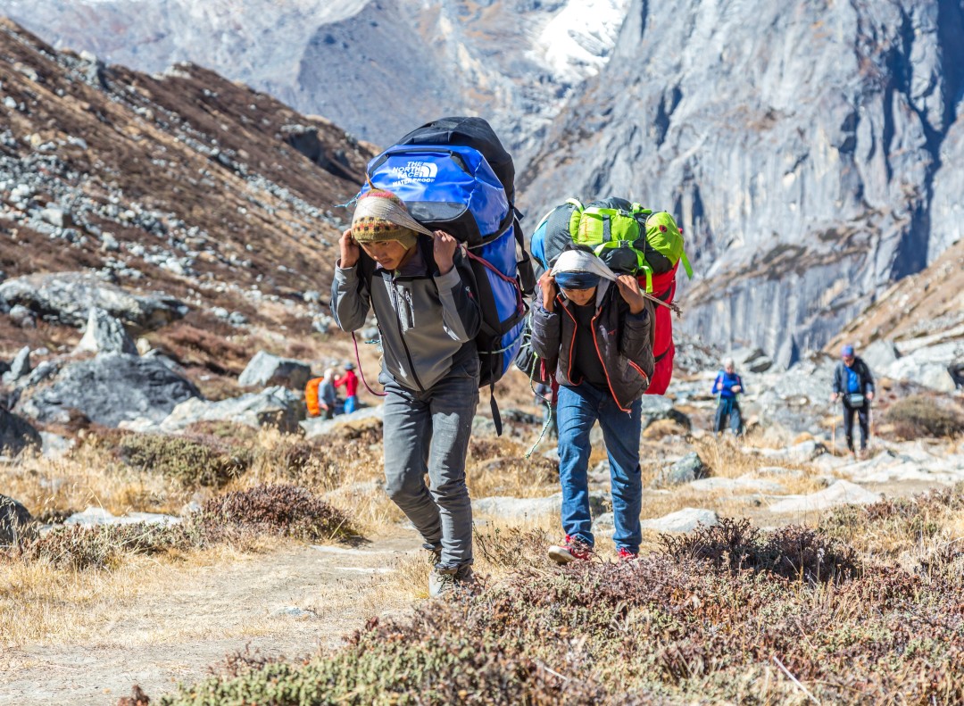 人類凈土也失守，500登山客被困，尼泊爾怎么辦？