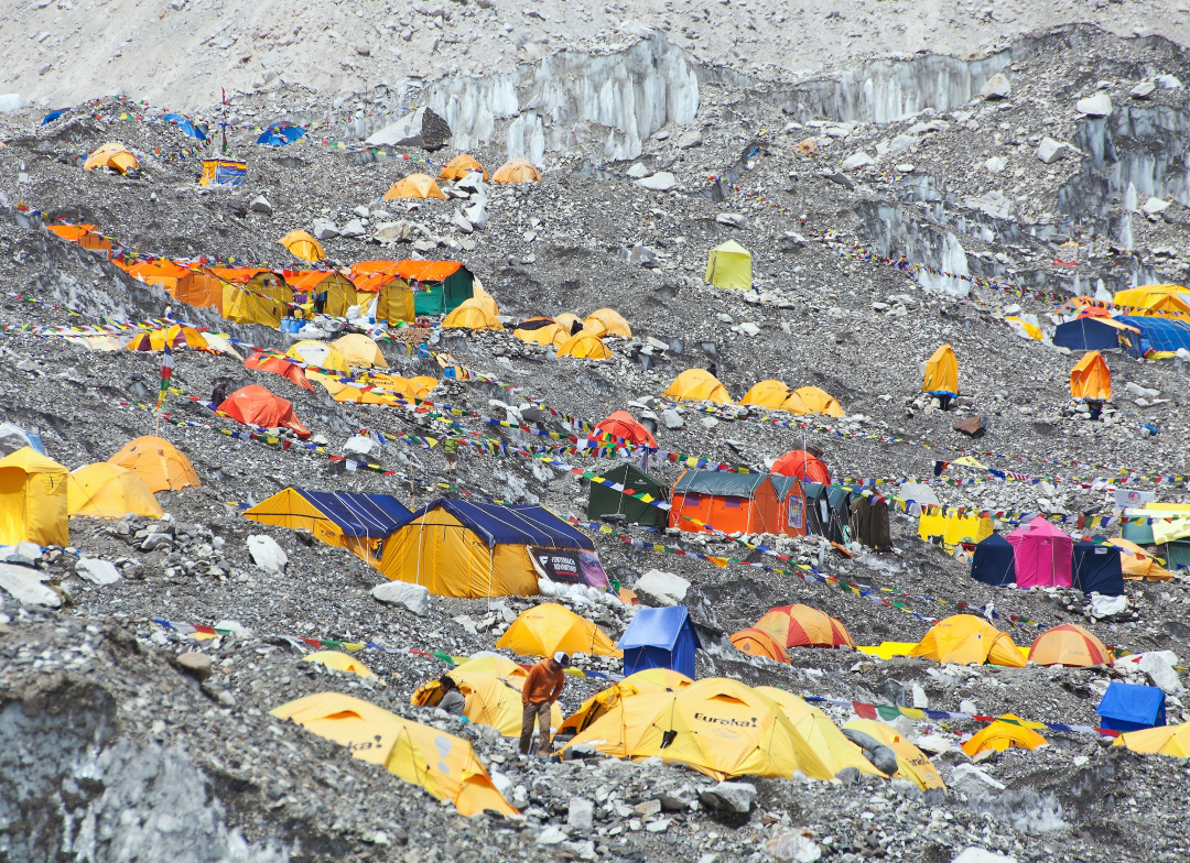 人類凈土也失守，500登山客被困，尼泊爾怎么辦？