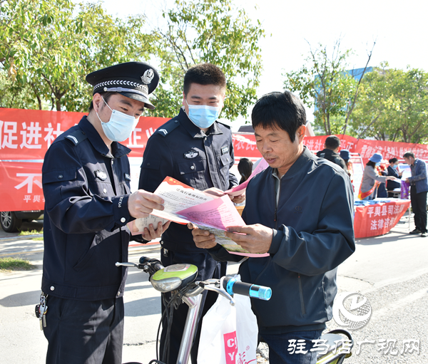 平輿警方積極開展農(nóng)民工維權(quán)集中宣傳活動(dòng)