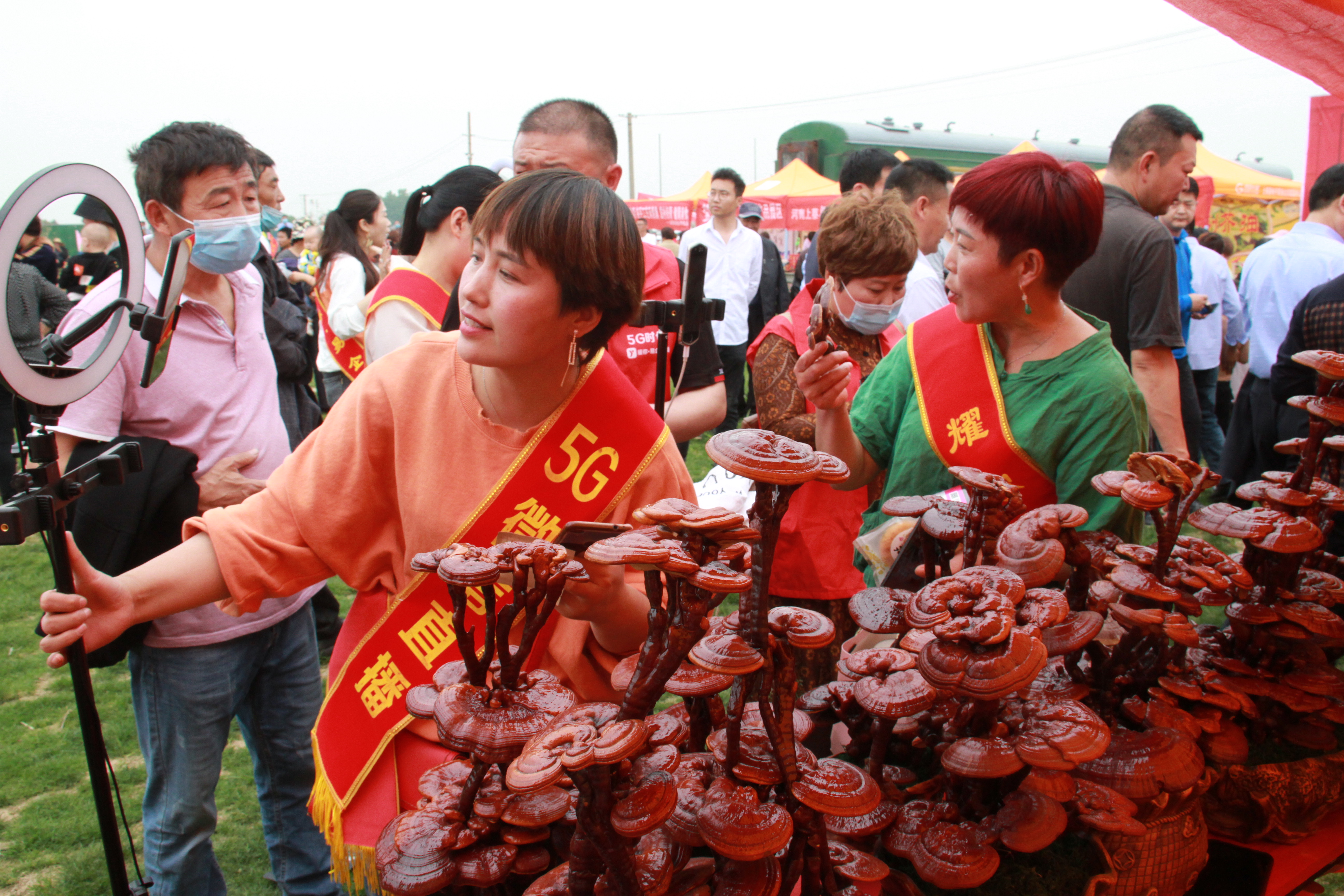 上蔡縣：“草根直播團(tuán)”，田間地頭帶貨忙…