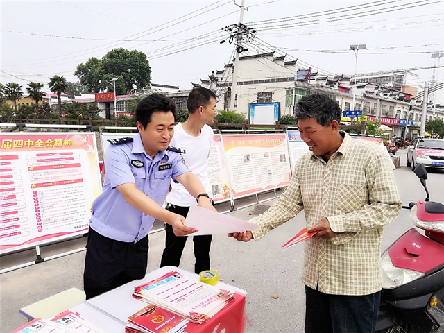 平輿縣公安局開展安全生產(chǎn)進(jìn)基層集中宣傳活動