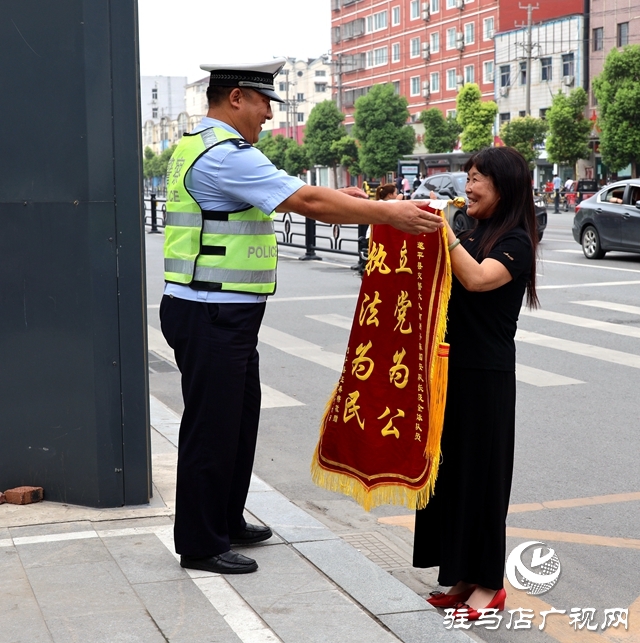 暖心！群眾將錦旗送到崗位上