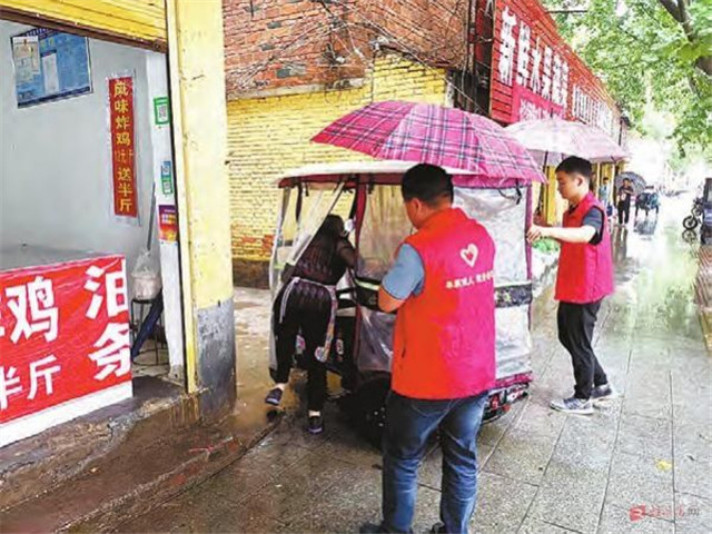 雨中，那些平凡的身影