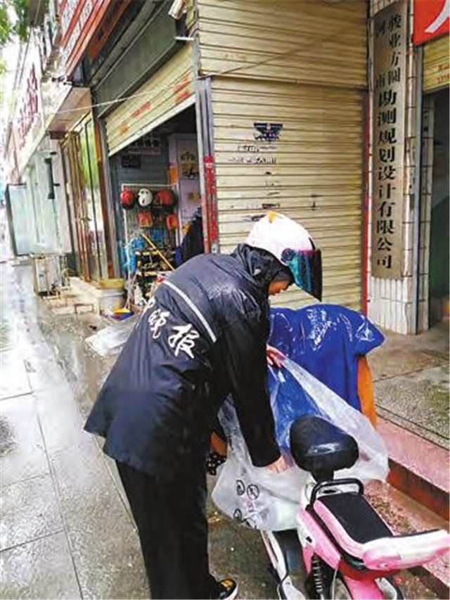 雨中，那些平凡的身影