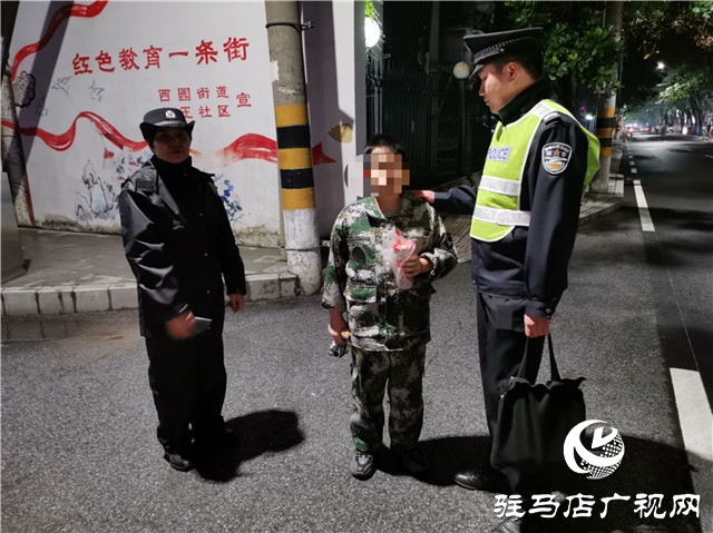 執(zhí)勤民警雨夜救助初中男孩