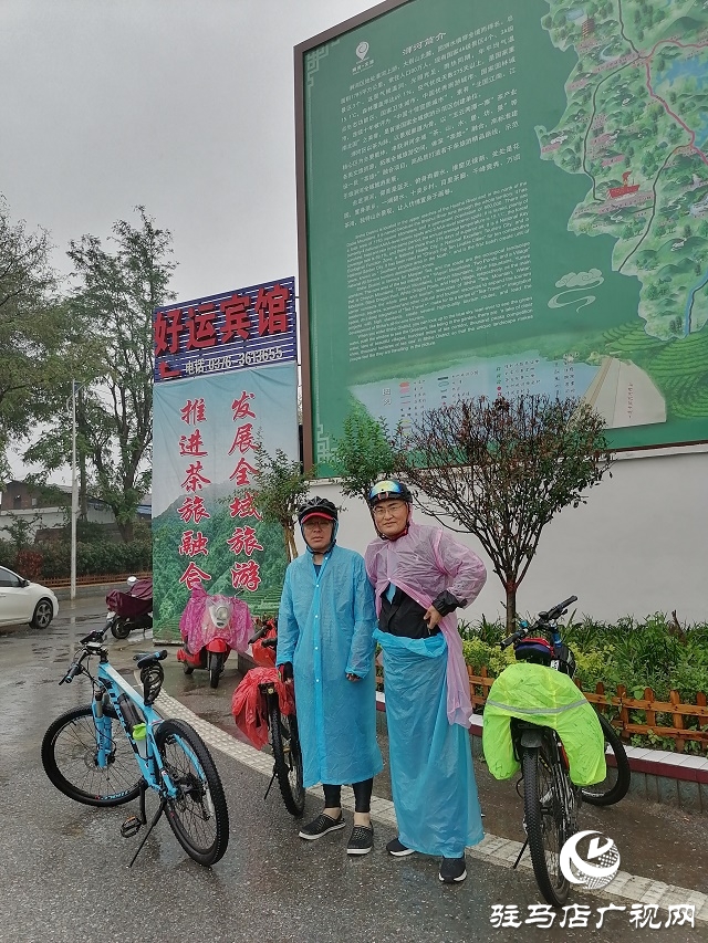 ”雙節(jié)下雨 有人這樣玩——雨中騎游