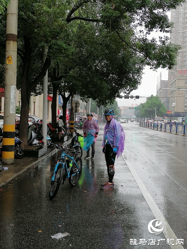 ”雙節(jié)下雨 有人這樣玩——雨中騎游