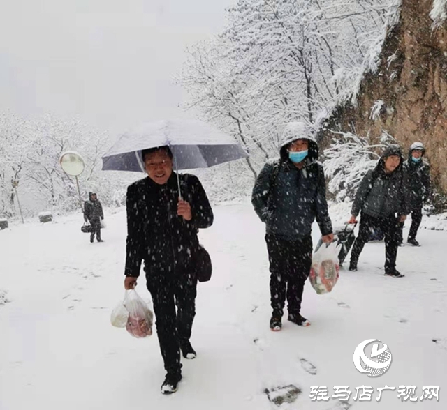 頂風(fēng)雪 駐馬店廣播電視發(fā)射臺(tái)值班人員步行上山換班