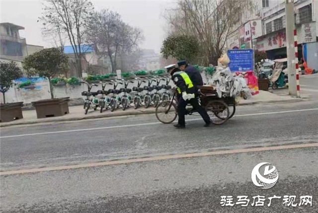 正陽(yáng)交警幫助老人推車過(guò)馬路…這個(gè)“背影”太暖了！