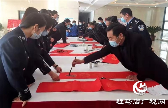 新年春聯(lián)進警營 翰墨書香暖警心