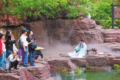 民俗國(guó)風(fēng)潮 紅色旅游熱