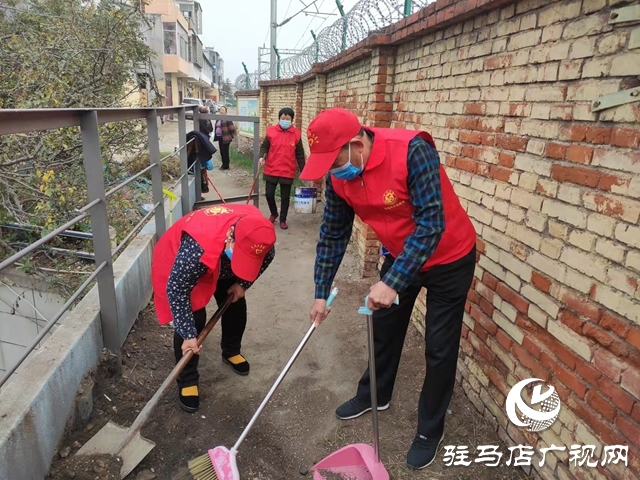 駐馬店：熱心老人義務勞動助力創(chuàng)文