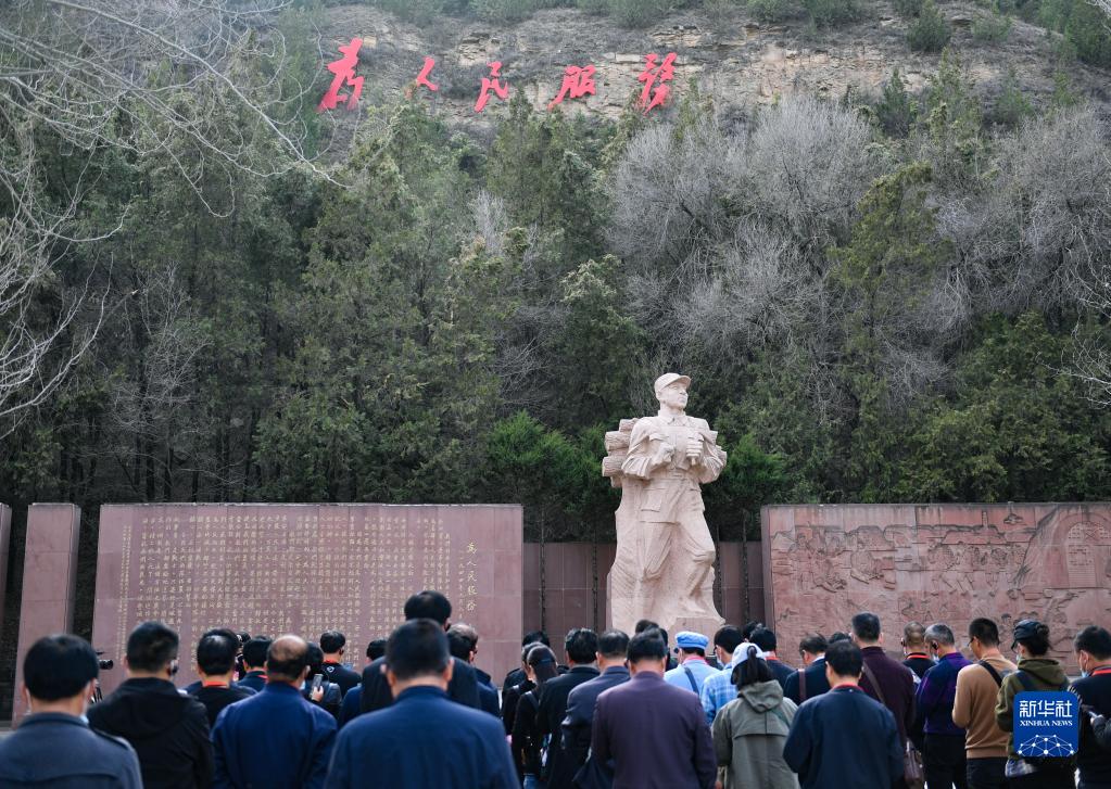 奮斗百年路 啟航新征程·中國共產(chǎn)黨人的精神譜系丨為了人民 服務(wù)人民——張思德精神述評