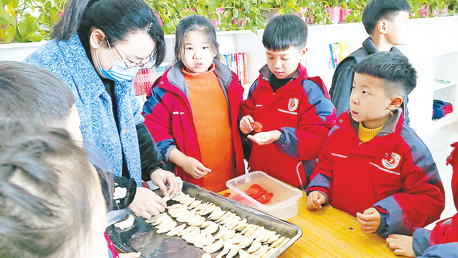 駐馬店實驗小學(xué)組織開展包餃子活動