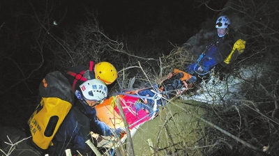 驢友登封玉皇溝墜崖14小時后獲救 有償救援能攔住驢友任性冒險嗎？